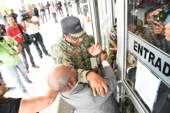 oficial-atropella-a-periodista-de-listin-diario-en-la-procuraduria-general-de-la-republica